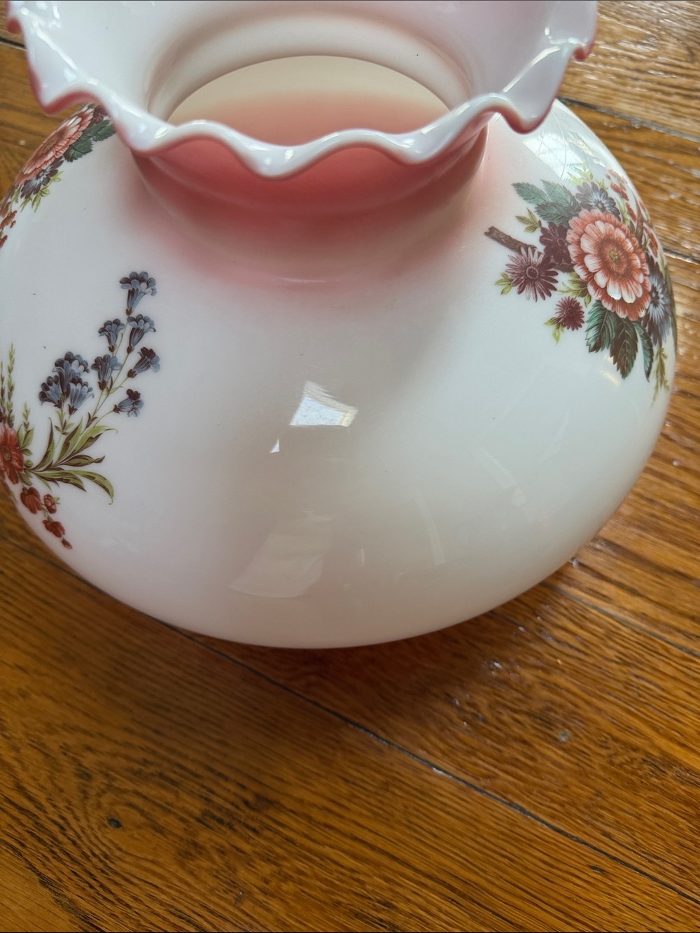 Vintage “Gone With the Wind “ style lamp globe. Floral in pinks. Ruffle top. - Picture 4 of 15